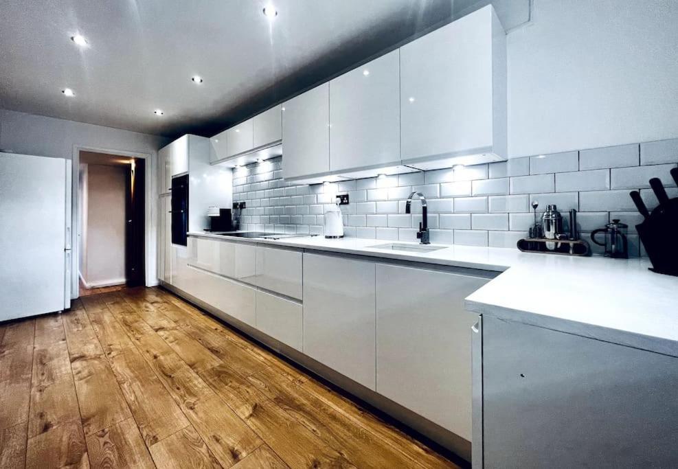 Entire Modern House In Tamworth - 2 Double Beds + Free Parking Villa Luaran gambar
