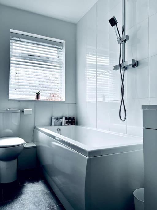 Entire Modern House In Tamworth - 2 Double Beds + Free Parking Villa Luaran gambar