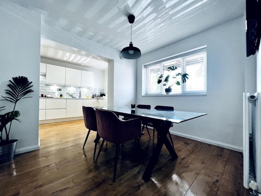Entire Modern House In Tamworth - 2 Double Beds + Free Parking Villa Luaran gambar