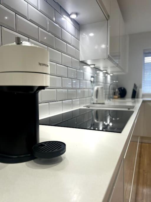 Entire Modern House In Tamworth - 2 Double Beds + Free Parking Villa Luaran gambar